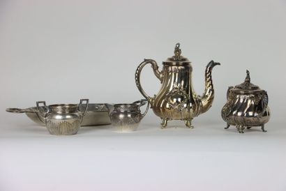 Réunion d'un plat en métal argenté à décor...