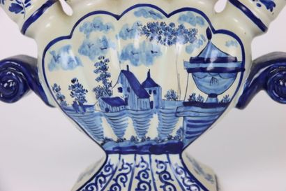 DELFT in the taste. Tulipière in earthenware...
