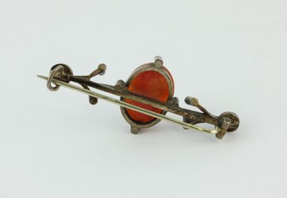 Silver brooch (900/1000) centered on a cameo...