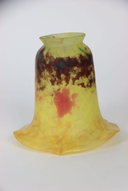 Réunion d'une tulipe en verre marmoréen signée...