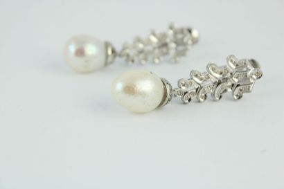 Paire de boucles d'oreille en or gris 18K...
