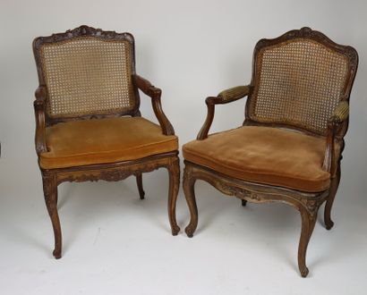 Réunion de deux fauteuils en bois naturel...