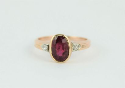 Bague en or rose 18K (750/1000) centrée d'un...