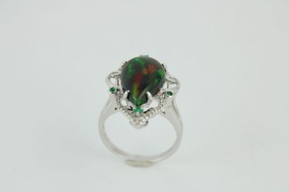 Bague en or gris 18K (750/1000) orné d'une...