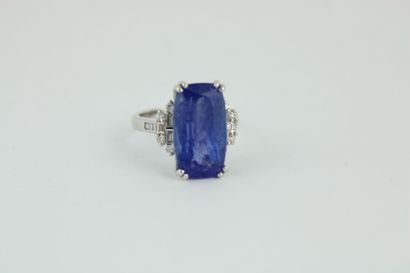 Bague en or gris 18K (750/1000) de style...