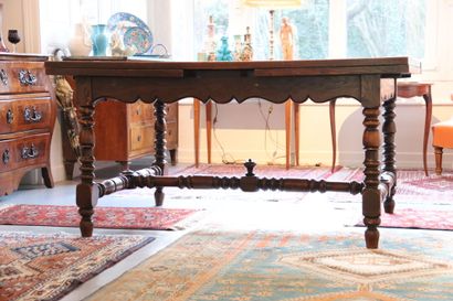 Grande table en chêne supportée par des pieds...