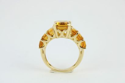Bague en or jaune 18K (750/1000) ornée d'une...
