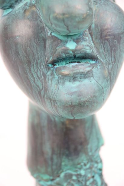 Tête stylisée, sculpture en bronze à patine...