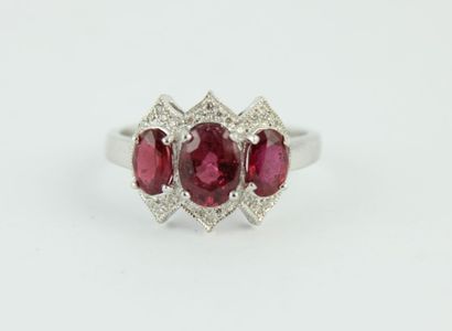 Bague jarretière en or gris 18K (750/1000)...