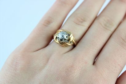 18K (750/1000) yellow gold ring centered...