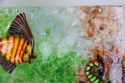 Travail du XXe siècle. Panneau en verre polychrome...