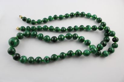 Lot de 5 colliers dont corail, malachite,...