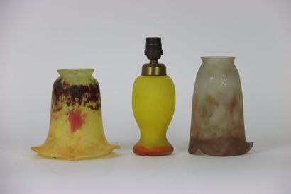 Réunion d'une tulipe en verre marmoréen signée...