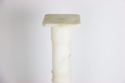 Importante colonne en albâtre sur huit éléments...