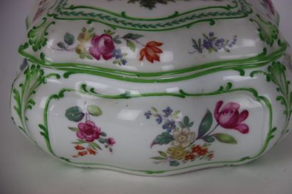 SAXE. Old porcelain candy box. Dimensions:...