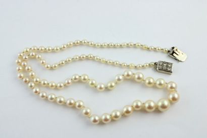Collier composé d'un rang de perles de culture...