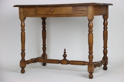Table en bois mouluré, entretoise en « H...