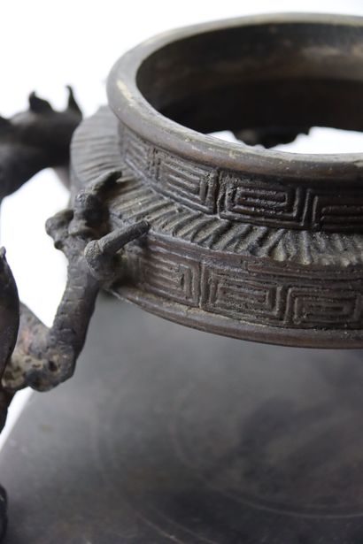 JAPAN. Bronze brazier decorated with dragons...