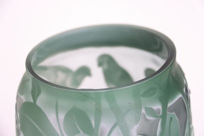Vase en verre soufflé multicouche à décor...