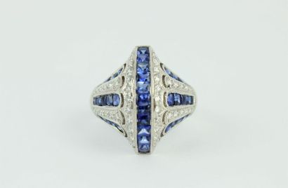 Bague en or gris 18K (750/1000) de style...
