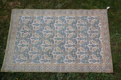 Tapis. Carpette mécanique. Dimensions : 295...