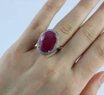 Bague en or gris18K (750/1000) orné d'un...