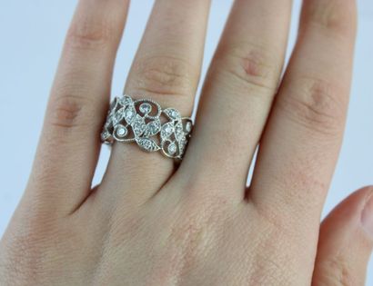 Bague en or gris 18K (750/1000) à décor de...