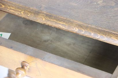Table en bois mouluré, entretoise en « H...