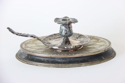 Un bougeoir à main et un socle en argent,...