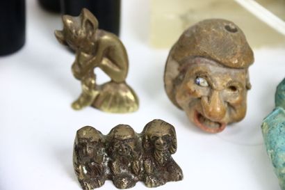 Lot including: a small scale, 2 coconut powder...
