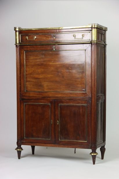 Mahogany veneered desk with brass scrapers,...