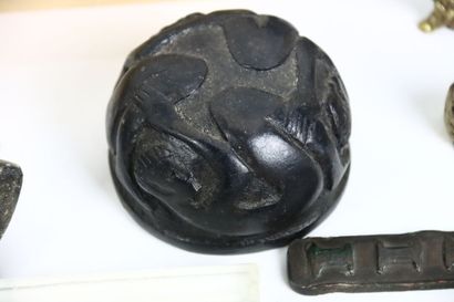 Lot including: a small scale, 2 coconut powder...