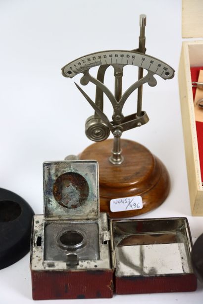 Lot including: a small scale, 2 coconut powder...