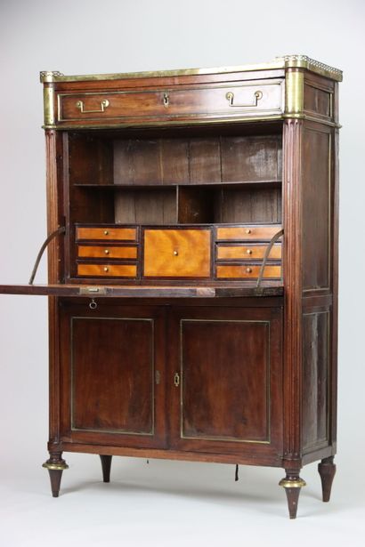 Mahogany veneered desk with brass scrapers,...