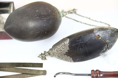 Lot including: a small scale, 2 coconut powder...