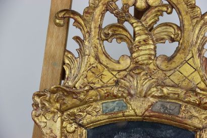 Carved and gilded wood mirror with openwork...
