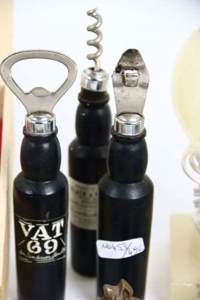 Lot including: a small scale, 2 coconut powder...