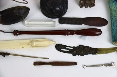 Lot including: a small scale, 2 coconut powder...