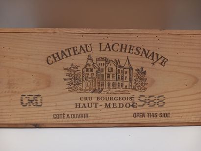 12 bouteilles de Haut Médoc 1988 Château...