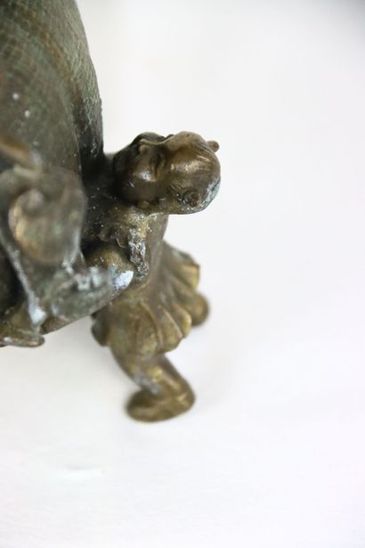 CHINE. Brûle parfum en bronze doré en forme...