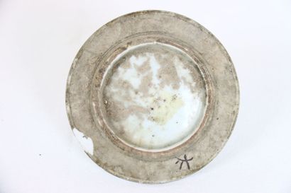 CHINE. Pot couvert en porcelaine polychrome...