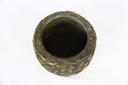 CHINE. Brûle parfum en bronze. Base circulaire...