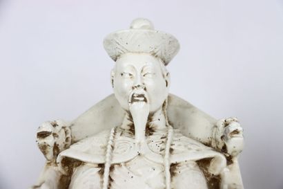 CHINE. Paire de statuettes en résine figurant...