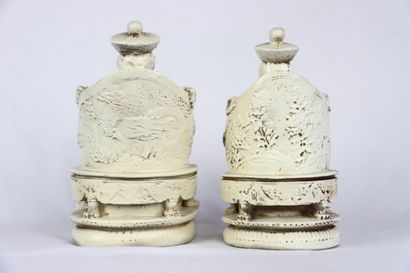 CHINE. Paire de statuettes en résine figurant...