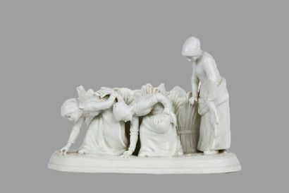 Les glaneuses. Groupe en biscuit de porcelaine...