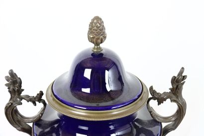 SEVRES, dans le goût de. Grand vase couvert...
