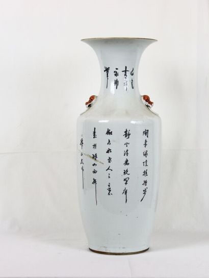 CHINE. Vase en porcelaine polychrome à décor...