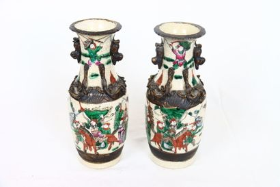 CHINE. CANTON. Paire de vases en porcelaine...