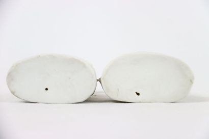 Paire de sujets enfantins en biscuit. Petit...