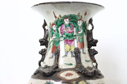 CHINE. CANTON. Paire de vases en porcelaine...